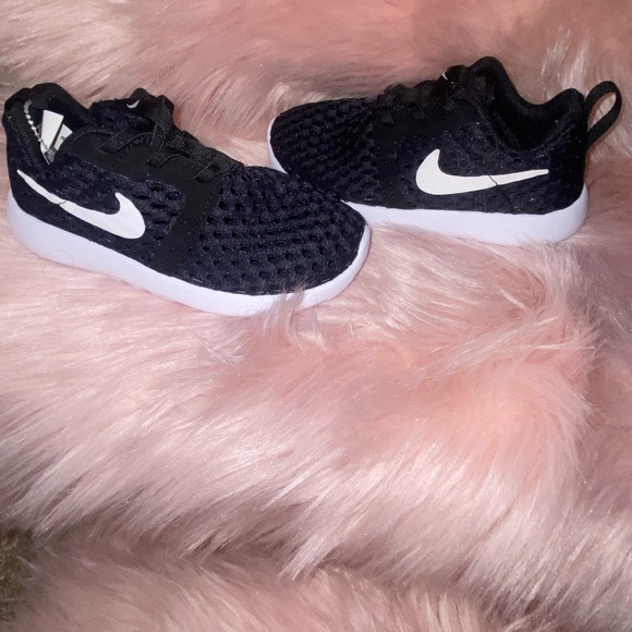 Brand New Nike Kid Sneakers Size 10 - Picture 1 of 2